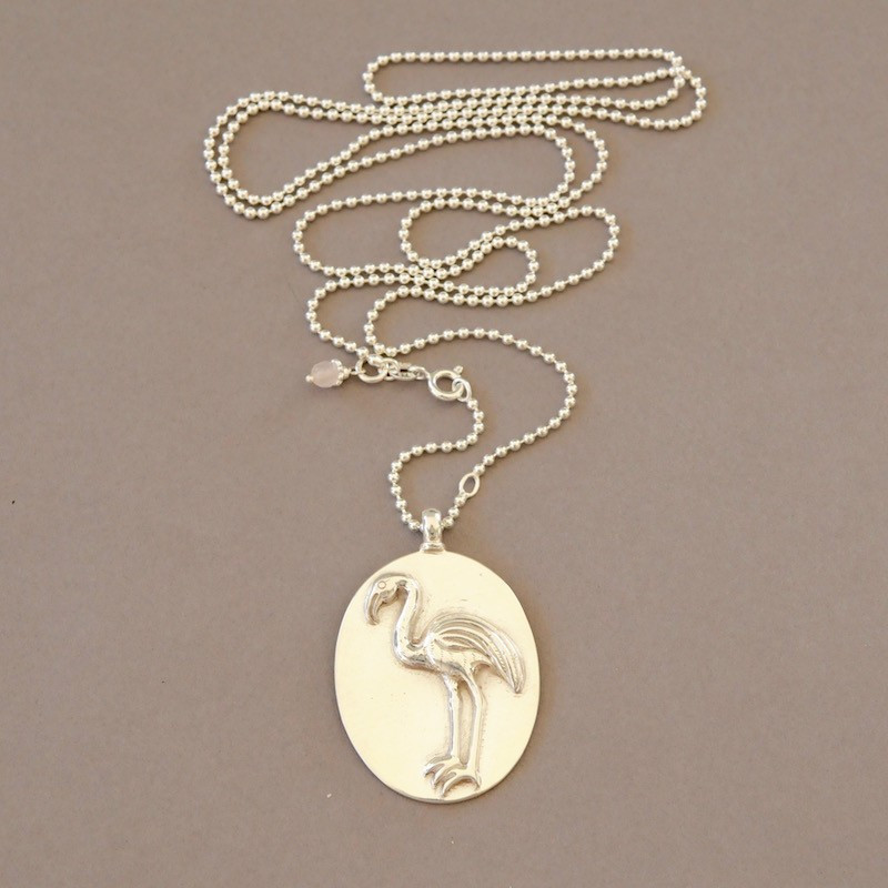 Flamingo mit Silberkette