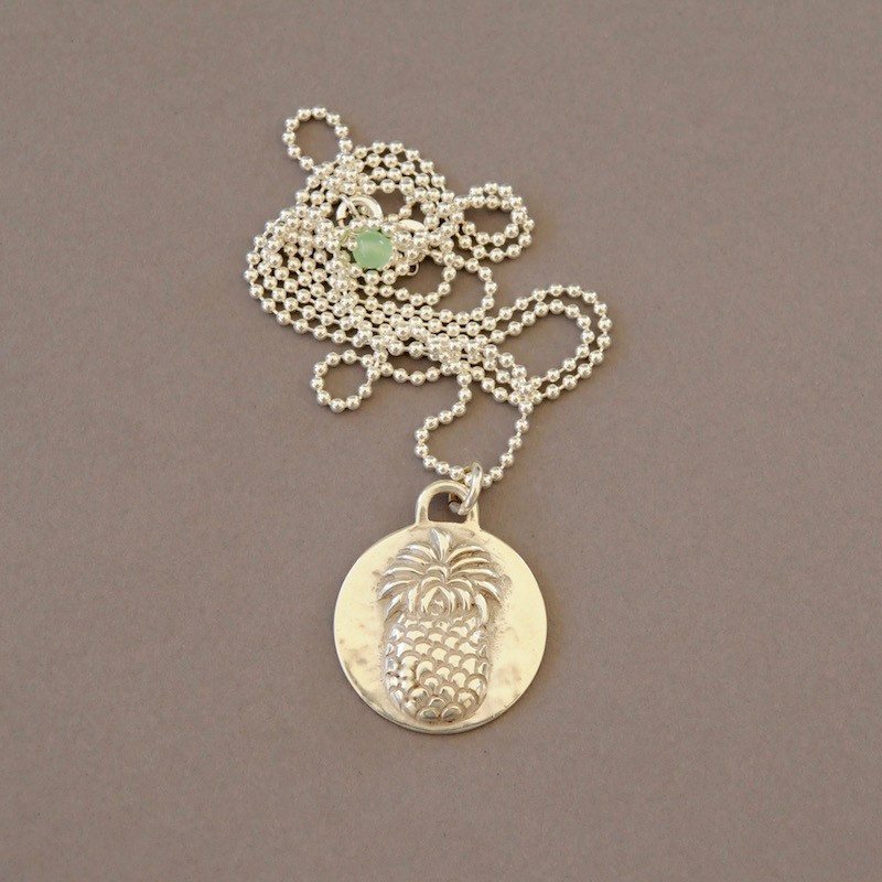 Ananas mit Silberkette
