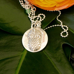 Ananas mit Silberkette